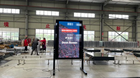 Muestra de publicidad digital LED SMD P3.91 con marco de aluminio de montaje en poste con reloj